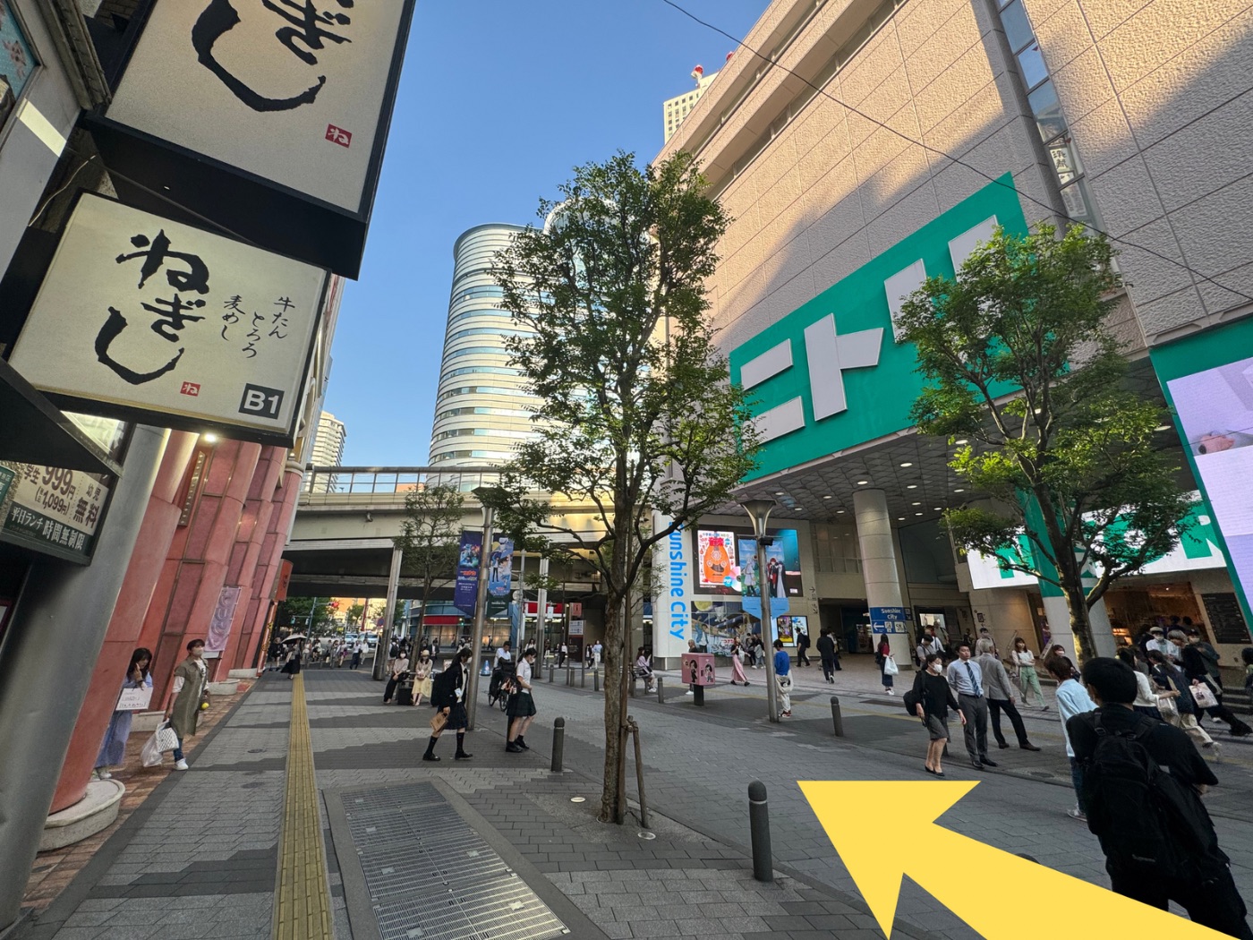 サンシャイン60通りを直進中。右手にニトリが見える地点。PriGym（プリジム）へはこのまま直進します。