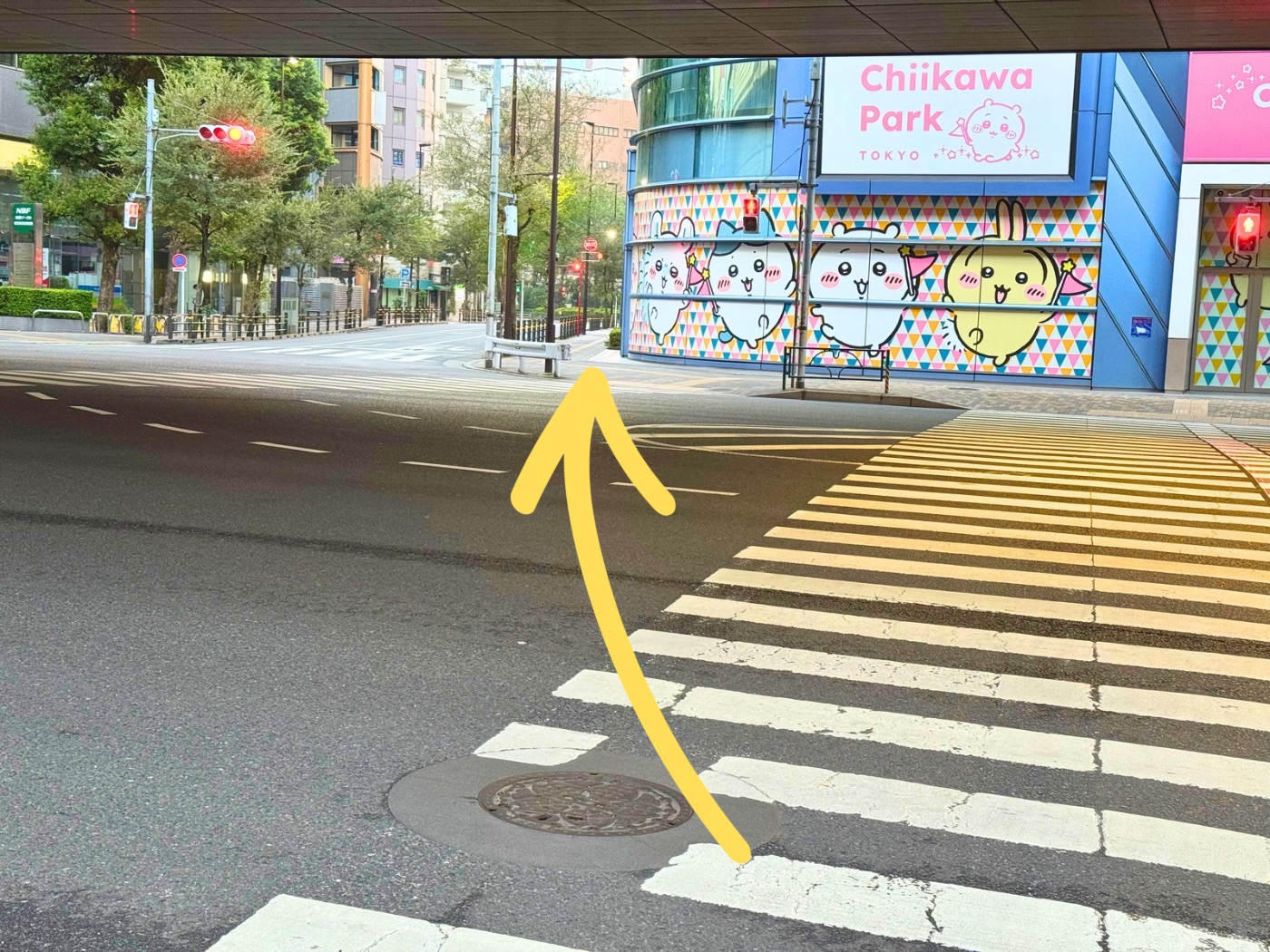 サンシャイン60通りを進むと大きな交差点に出ます。信号を渡り、右手のちいかわパークを横目に直進するとPriGym（プリジム）方面です。