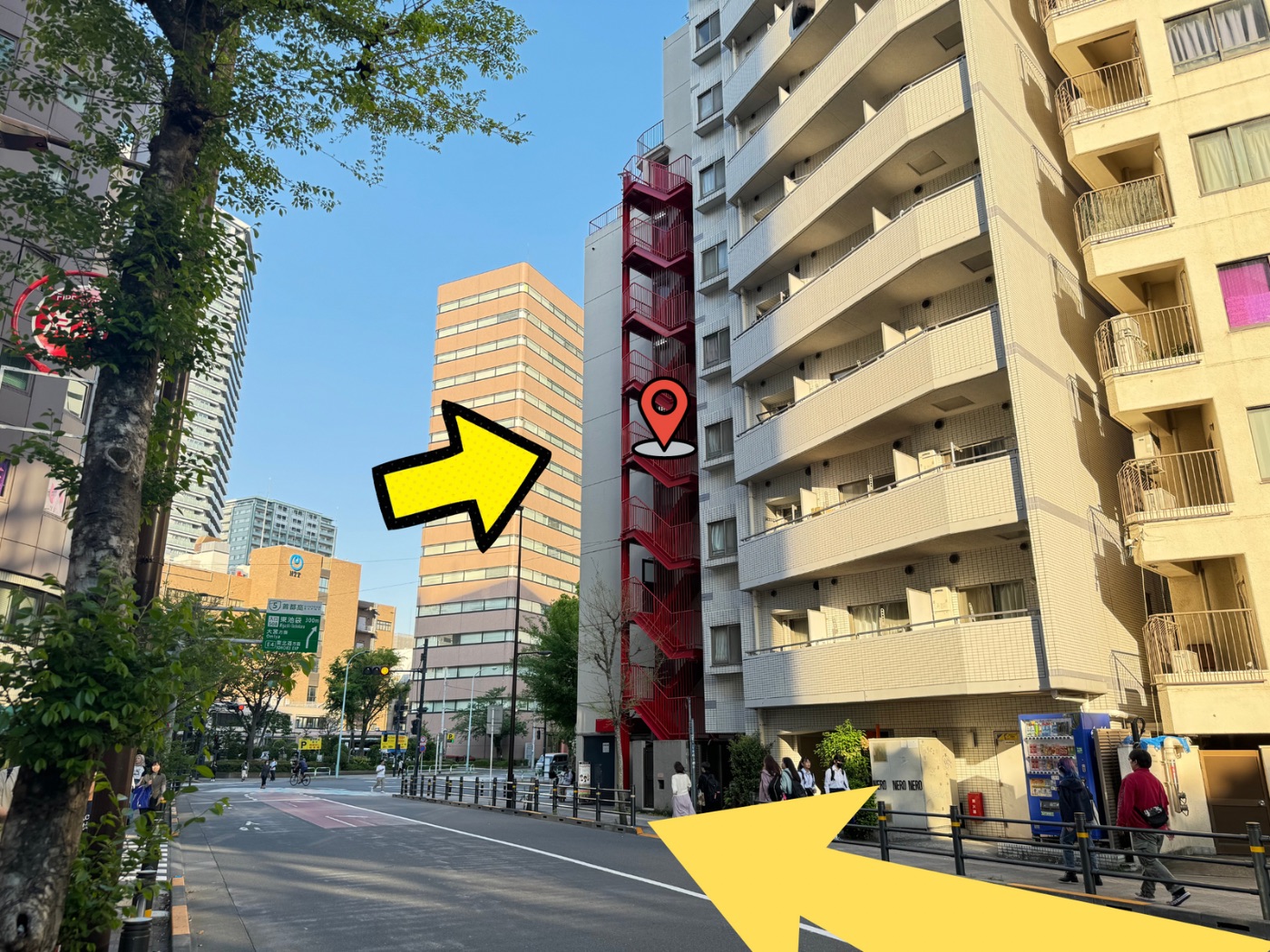 ちいかわパークを越えて直進すると、右手に赤い階段のビルが見えます。PriGym（プリジム）はそのビルの701号室です。