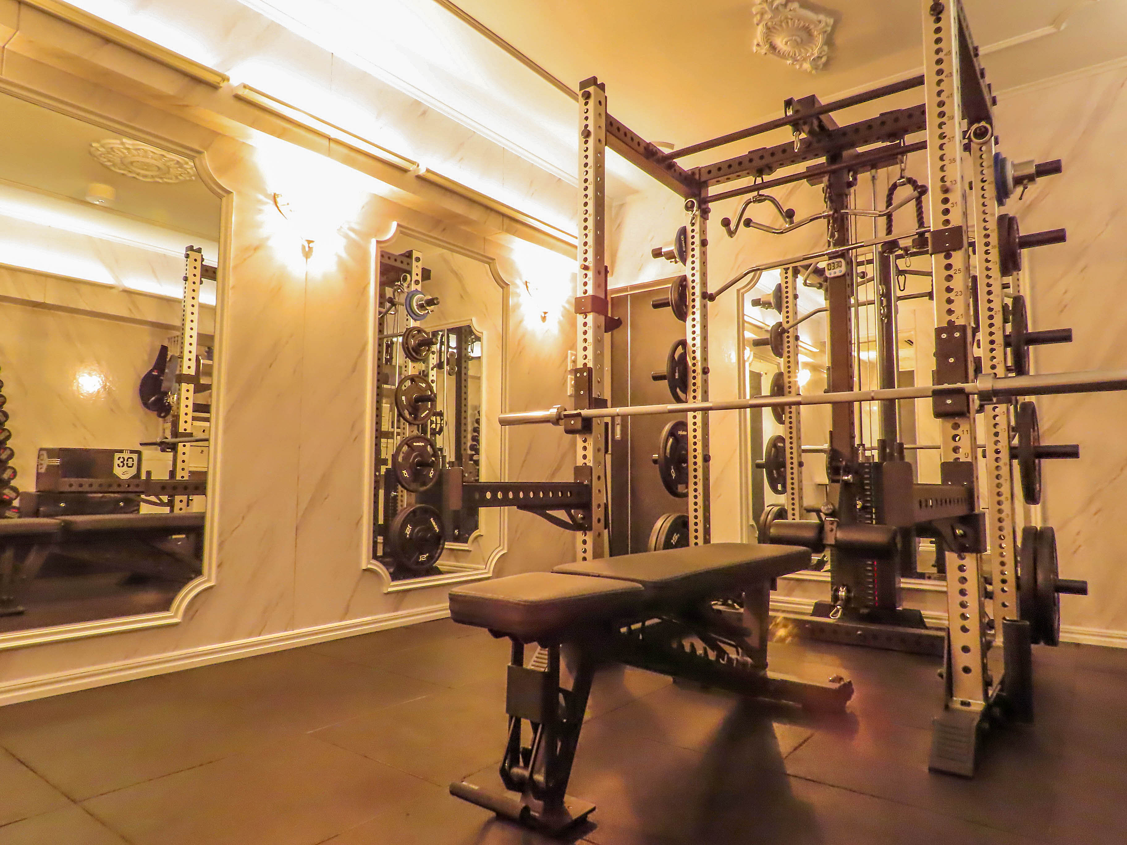 池袋のパーソナルジム PriGym（プリジム）のトレーニングルーム。バーベルやダンベルを使った本格的な筋力トレーニングが可能。